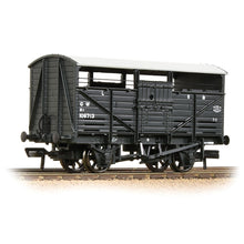 Load image into Gallery viewer, 8T Cattle Wagon GWR Grey - Bachmann -37-711D
