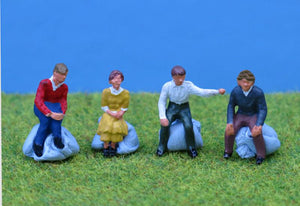 PD MARSH OO GAUGE PAINTED SITTING PEOPLE